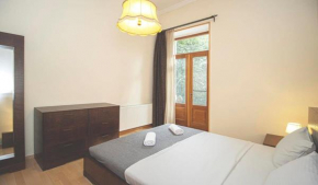 Central 4BR Apt for Groups & Families - By Wehost